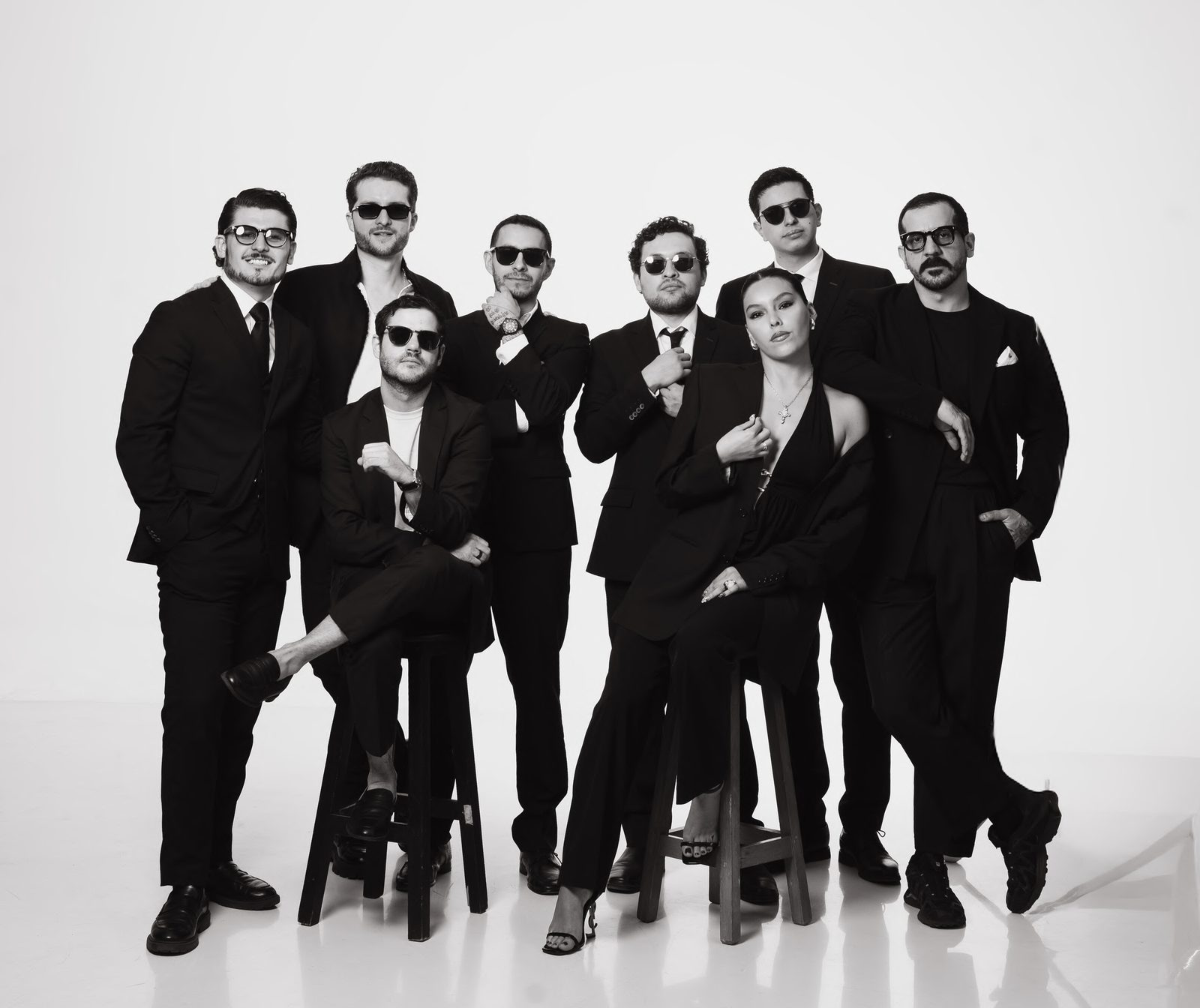 Los DJs de CAPITAL DJs posando en estudio
